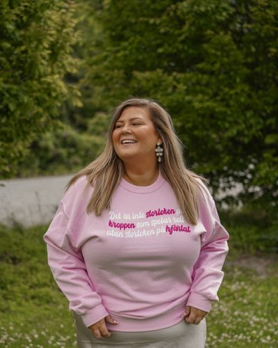 Rosa sweatshirt "Det är inte storleken på kroppen som spelar roll utan storleken på hjärtat"