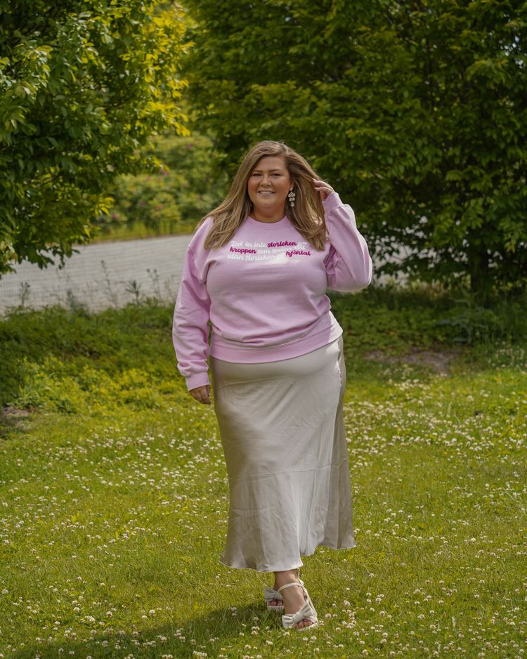 Rosa sweatshirt "Det är inte storleken på kroppen som spelar roll utan storleken på hjärtat"
