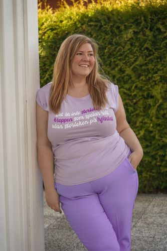 Lila t-shirt "Det är inte storleken på kroppen som spelar roll utan storleken på hjärtat"