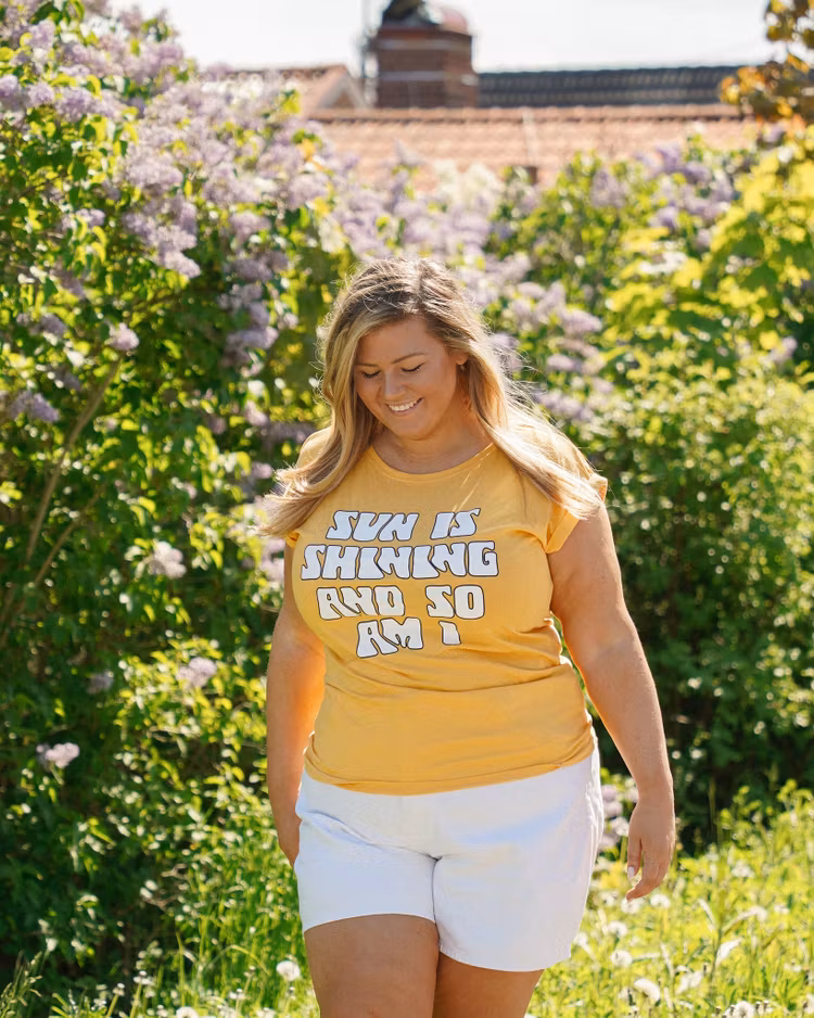 Gul t-shirt "Sun is shining and so am I"