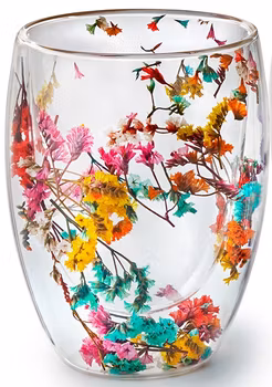 Kopp med torkade olikfärgade blommor