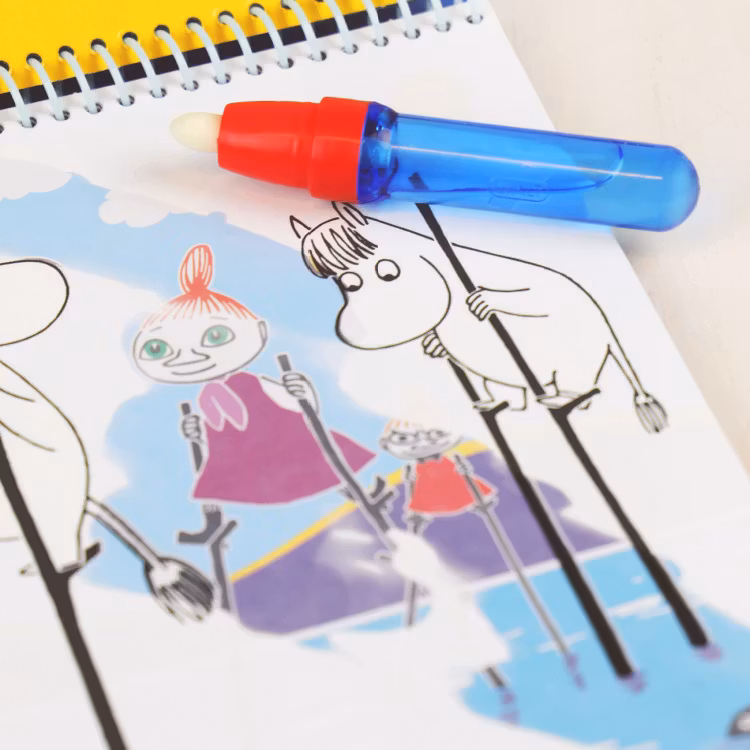 Mumin Water Magic En magisk målarbok