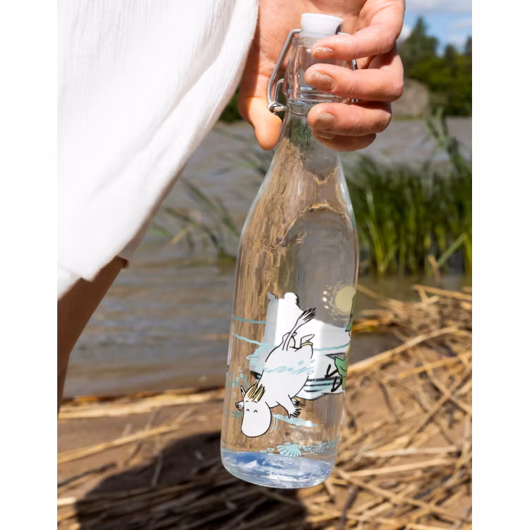MUURLA - Mumin Glasflaska Roligt i vattnet 0,5 L