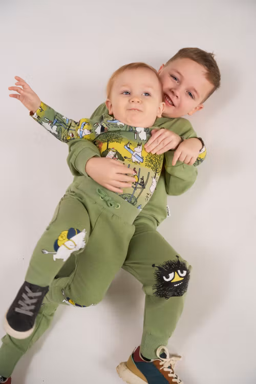 Mumin Hej Stinky collegebyxa grön