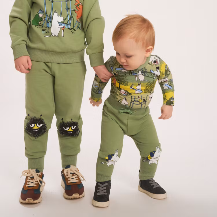 Mumin Hej Stinky collegebyxa grön