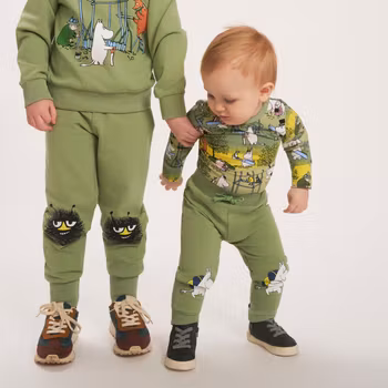 Mumin Hej Stinky collegebyxa grön