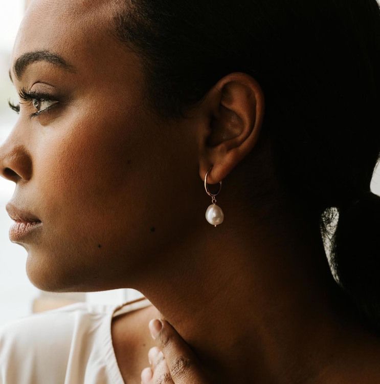 Hanging pearl earrings