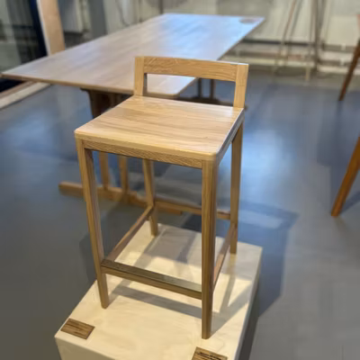 Modern barstol i massiv ek - Barstolen Pelle