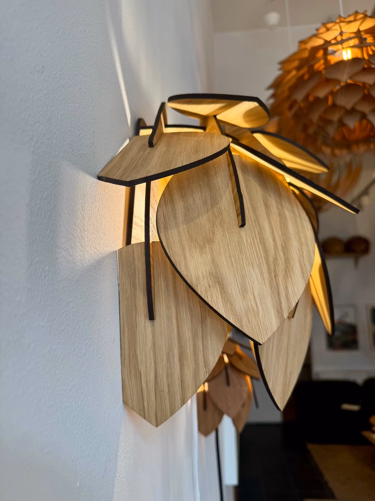 Vägglampa i trä - Hassel