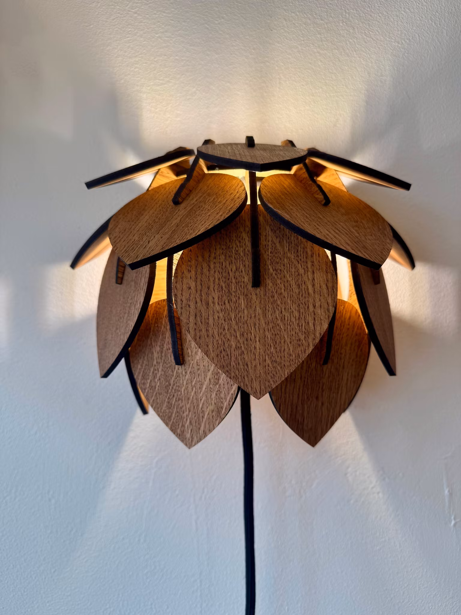 Vägglampa i trä - Hassel