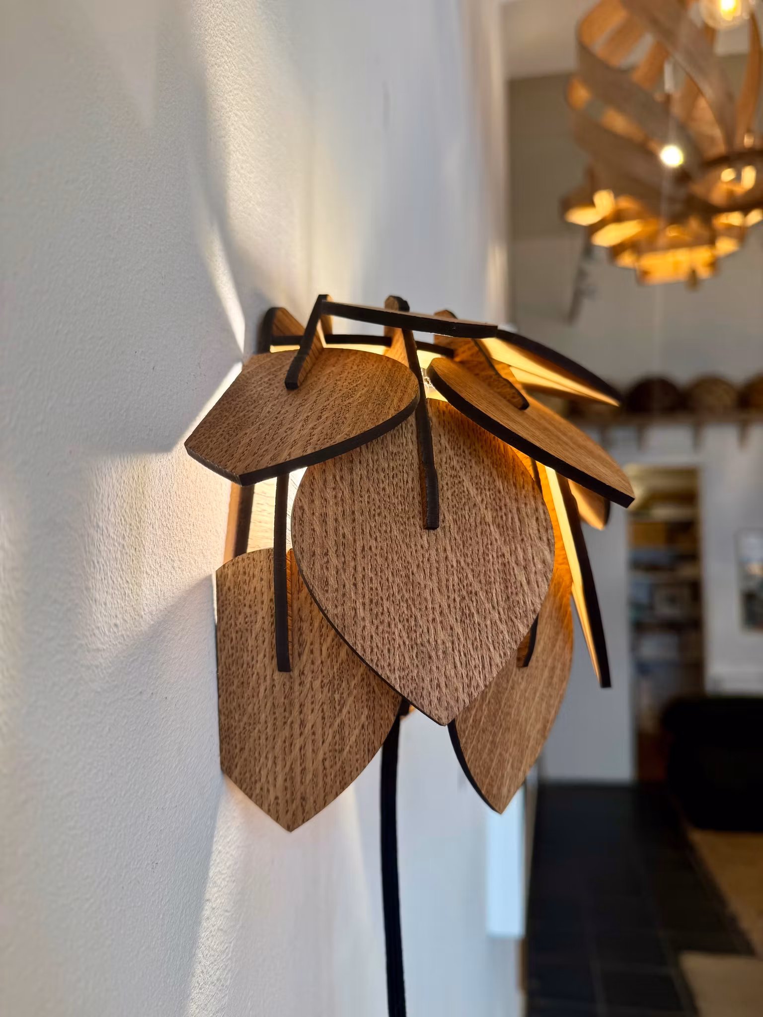 Vägglampa i trä - Hassel