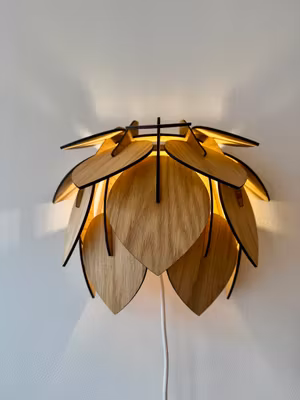 Vägglampa i trä - Hassel