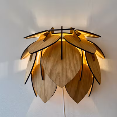 Vägglampa i trä - Hassel