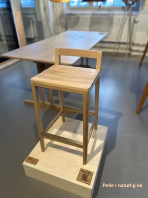 Modern barstol i massiv ek - Barstolen Pelle