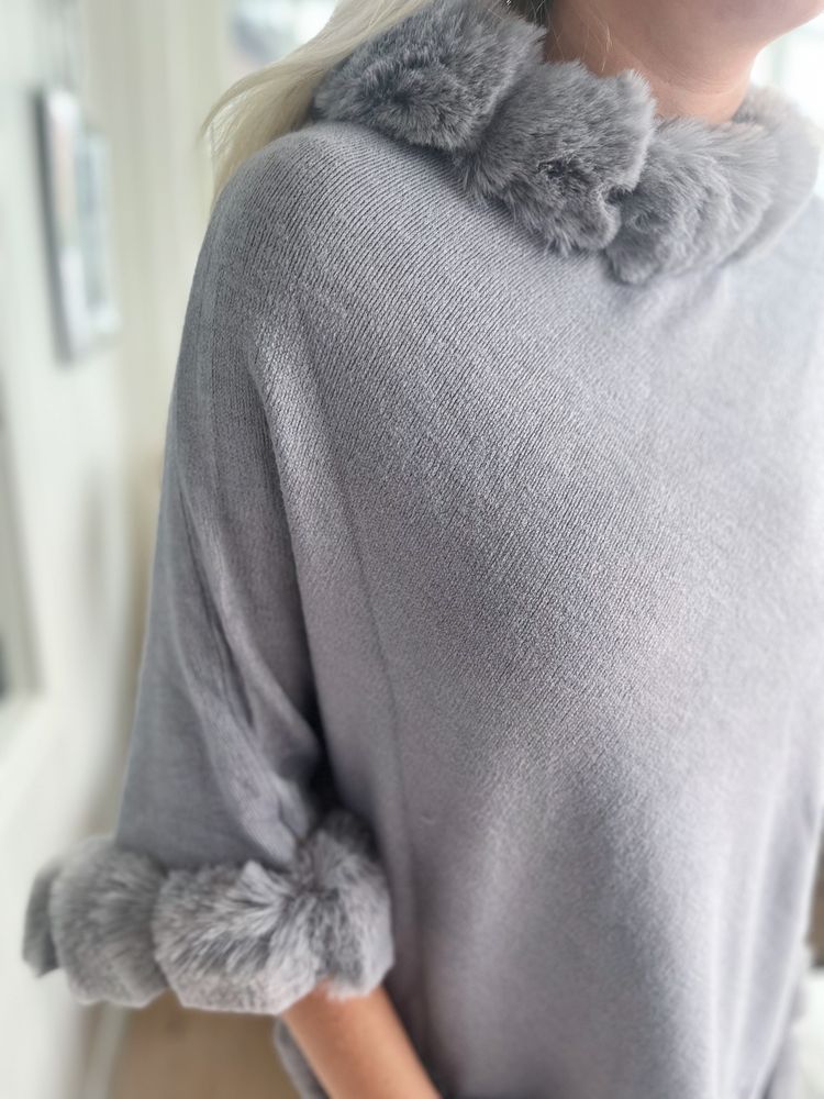 Poncho fuskpäls ljusgrå