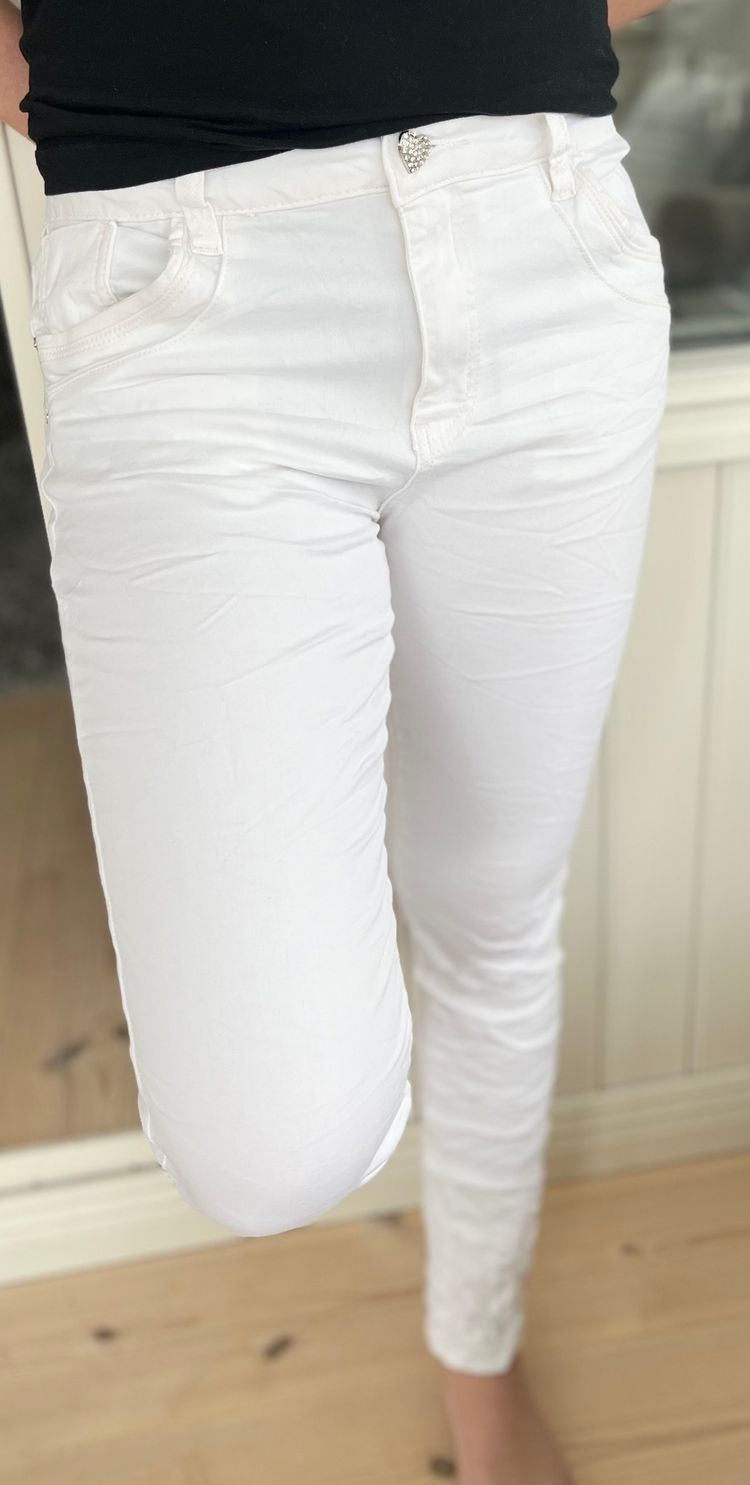 Jewelly vita jeans med hjärtknapp