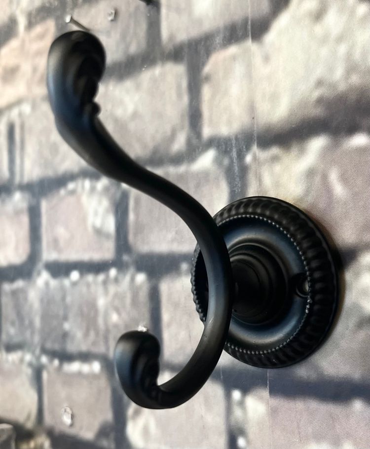 Väggkrok svart