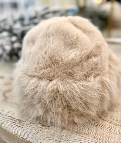 Fuskpälsmössa beige