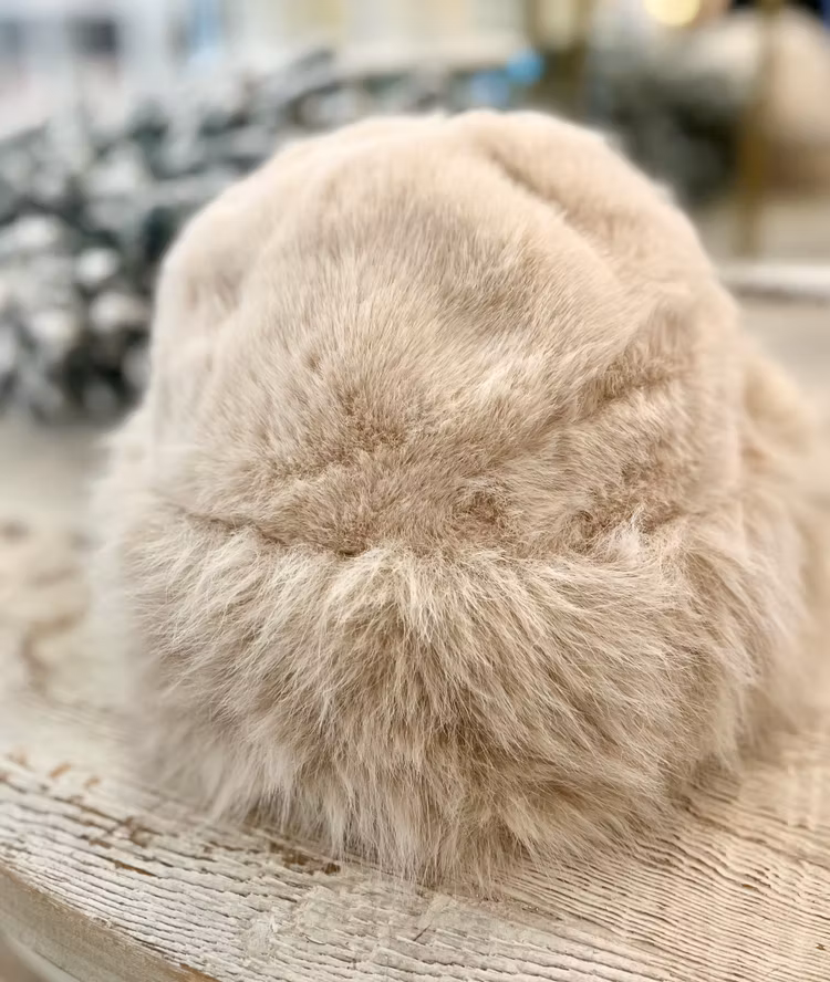 Fuskpälsmössa beige