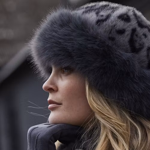 Mössa fuskpäls grå leopard