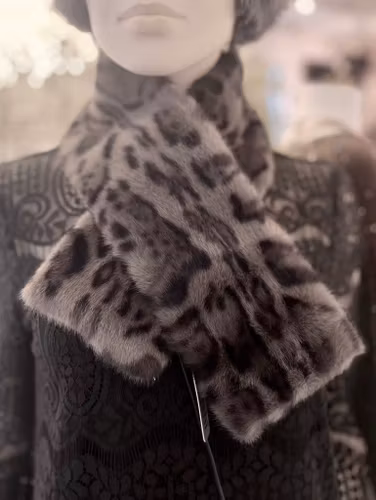 Halsduk fuskpäls grå leopard