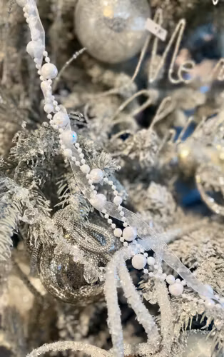 Girlang med pärlor och organza vit