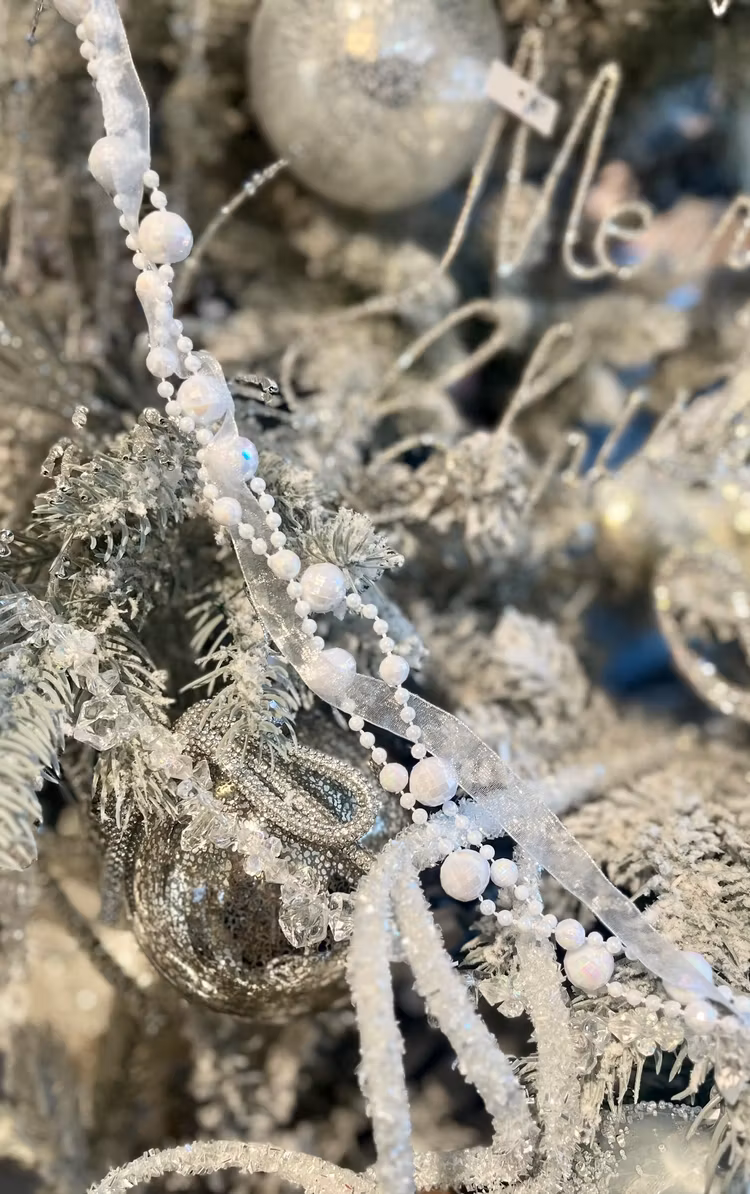 Girlang med pärlor och organza vit