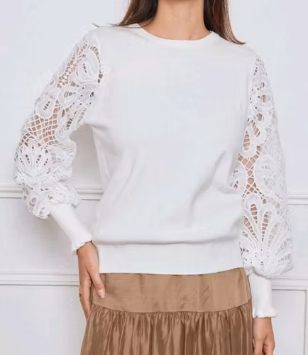 Vit tröja med spetsärmar