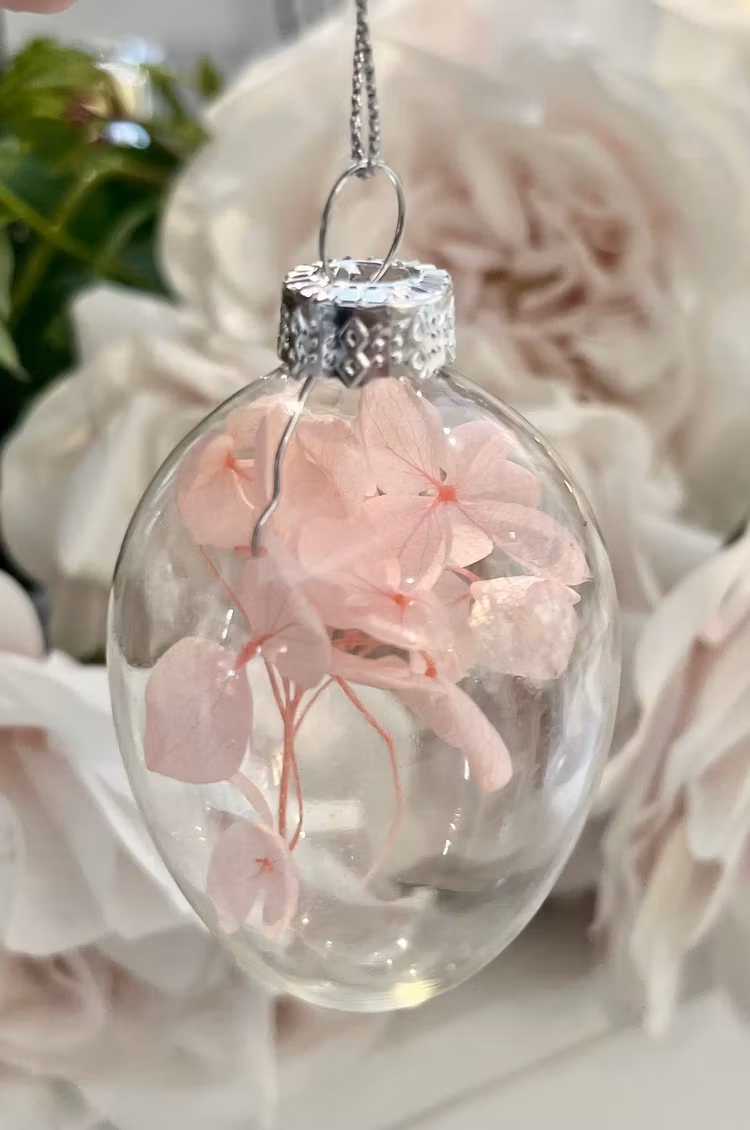 Glasägg med rosa blommor