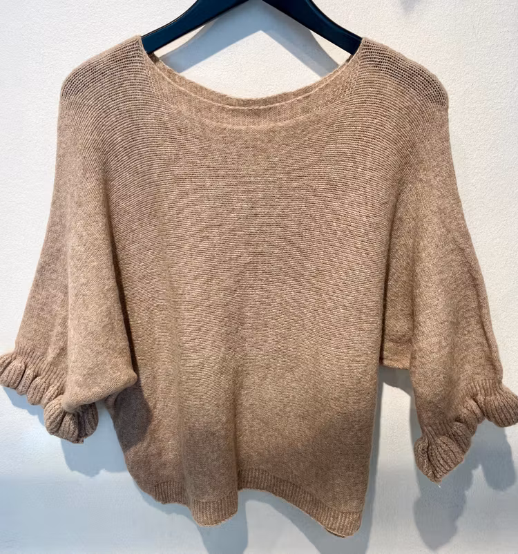 Stickad tröja med volangärm beige