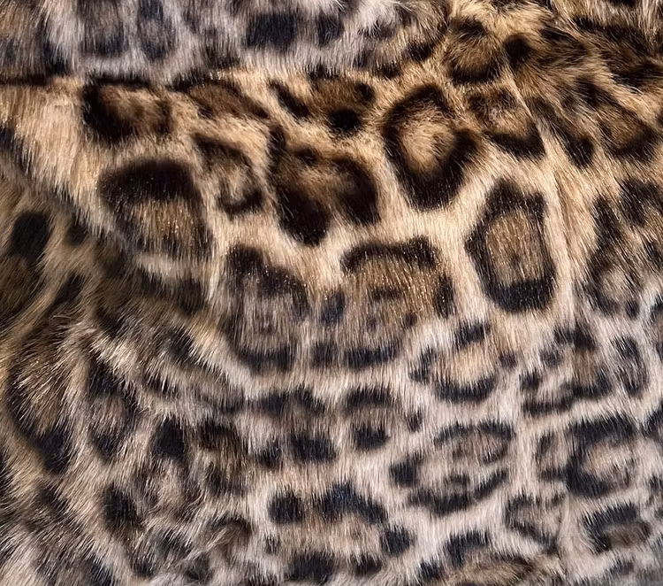 Fuskpälsväska leopard ljus