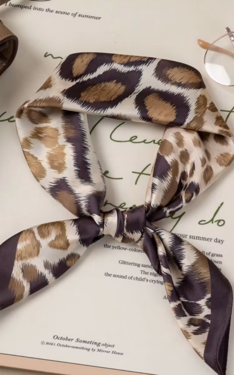 Liten silkig scarf leopard