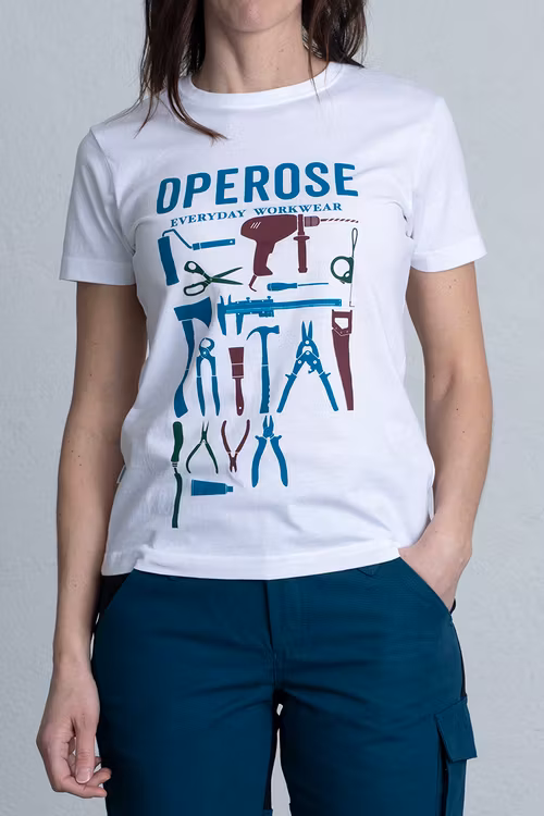 En tjej står med ena handen i fickan och har på sig en T-shirt som passar för arbetet.