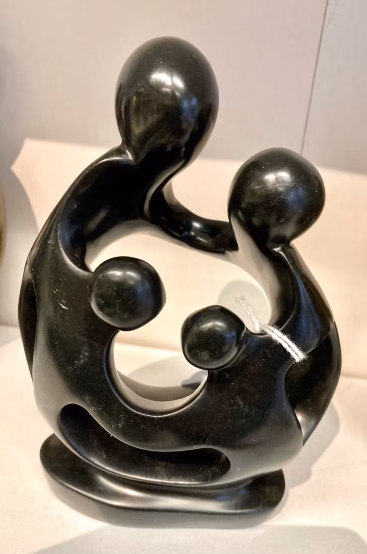 Familjefigur i serpentinsten, 14x10 cm, Zimbabwe