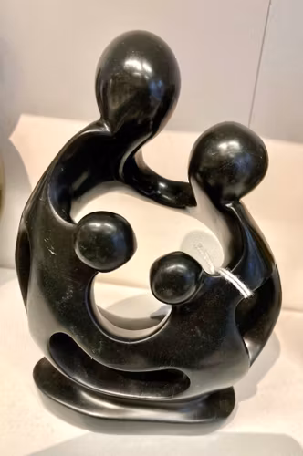 Familjefigur i serpentinsten, 14x10 cm, Zimbabwe