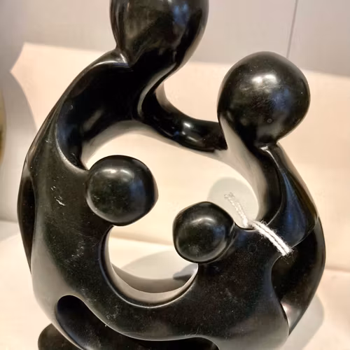 Familjefigur i serpentinsten, 14x10 cm, Zimbabwe