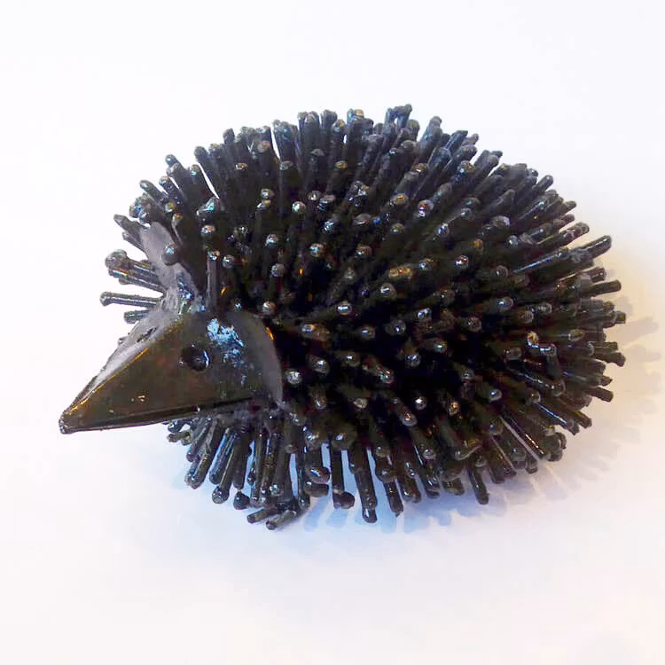 'Igelkott', re-cyklad metall, 9x13 cm, Zimbabwe