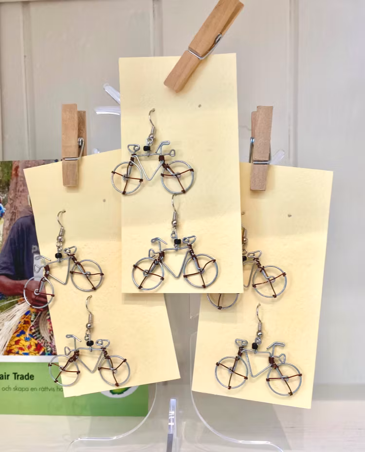 Örhängen 'Cykel', återbruk, tenn+ståltråd, krokar av kirurgiskt stål, Kenya