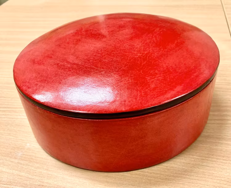 Läderask 'Tuareg', rödfärgat getskinn, Ø:ca 20 cm, Burkina Faso. OBS. 1 kvar.