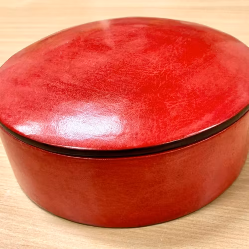 Läderask 'Tuareg', rödfärgat getskinn, Ø:ca 20 cm, Burkina Faso. OBS. 1 kvar.