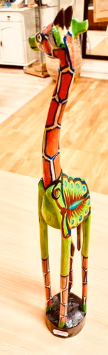 Liten giraff, målad jacarandaträ, H: 50 cm, Zimbabwe