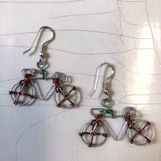 Örhängen 'Cykel', återbruk, tenn+ståltråd, krokar av kirurgiskt stål, Kenya