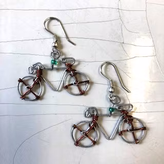 Örhängen 'Cykel', återbruk, tenn+ståltråd, krokar av kirurgiskt stål, Kenya