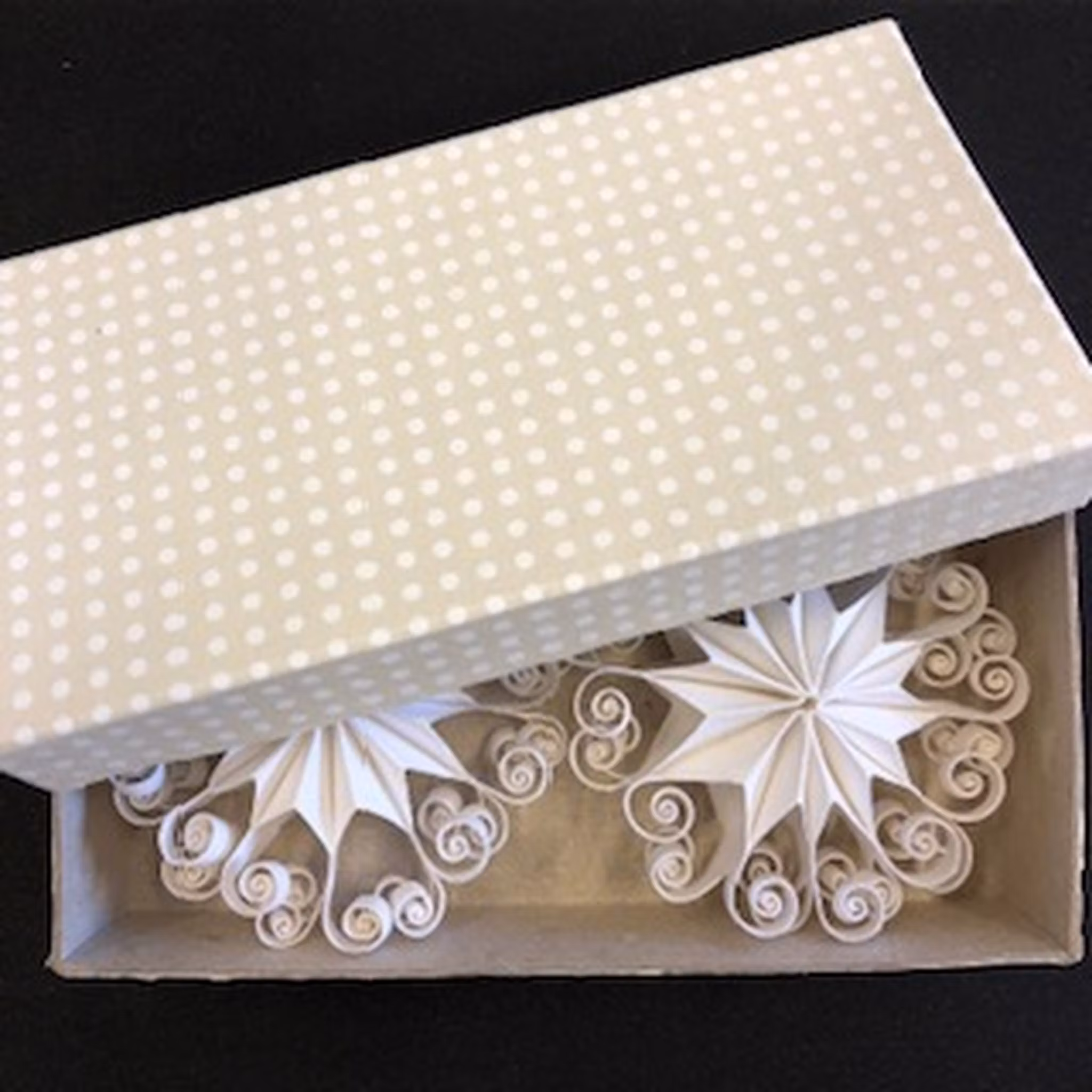 2 st julgranshängen för upphäng i bomullspapper, 8x8 cm/A world of craft