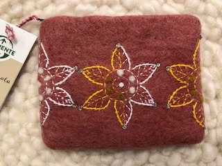 Börs, tovad med vackert broderi och dragkedja, 100% ull/Nepal, 15x12 cm