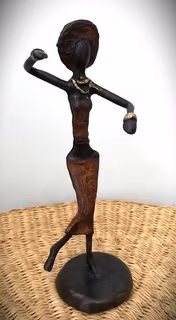 Dansande kvinna i mässing, unikt hantverk från Burkina Faso, Höjd 22,5 cm