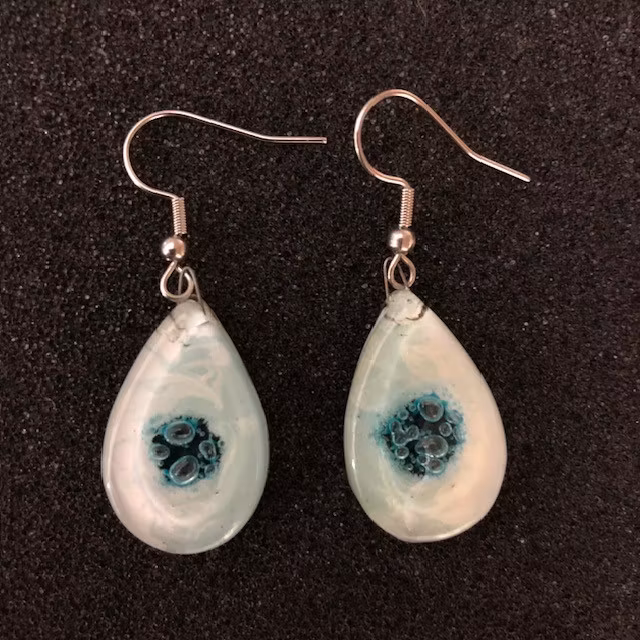 Örhängen i fusionsglas, droppe, ca 2,5x1,5 cm, krok kir.stål, Chile