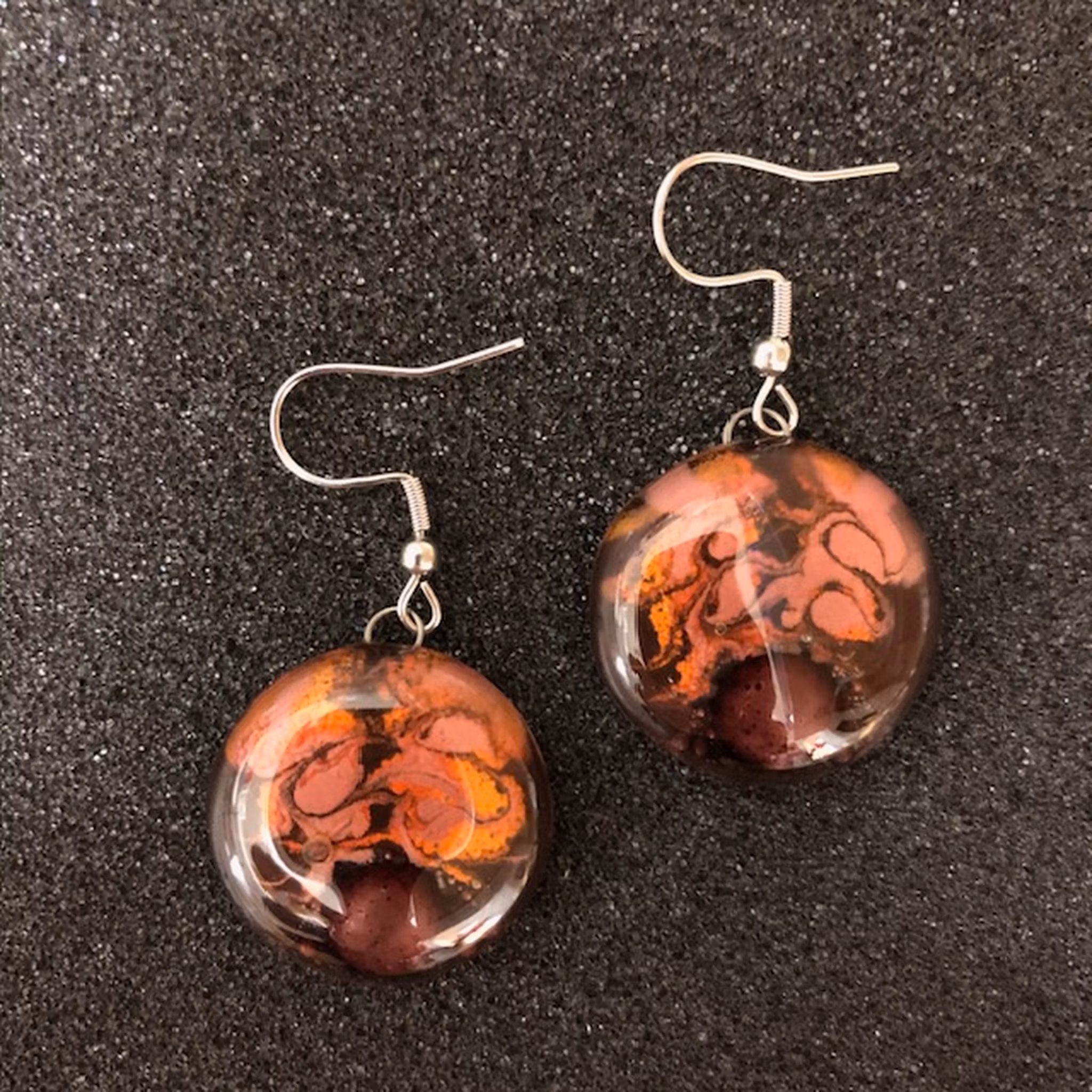 Örhängen i fusionsglas, rund D 2,5 cm, krok kir.stål, Chile