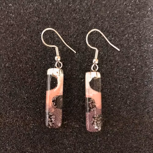 Örhängen i fusionsglas, 2,5x1 cm, krok kir.stål, Chile