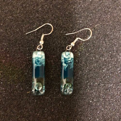 Örhängen i fusionsglas, 2,5x1 cm, krok kir.stål, Chile